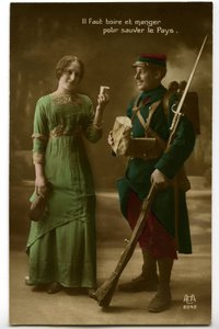 Oorlog 1914 - 1918 (14-18): ansichtkaart uit die tijd met een Franse soldaat in blauw-horizon-uniform (blauwe horizon) die het brood en de wijn in ontvangst neemt die een jonge vrouw hem brengt: drink en eet om het land te redden - voedsel -... door Unknown photographer