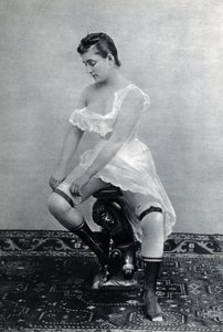 Vrouw in lingerie rond 1885 Anonieme fotografie door Unknown photographer