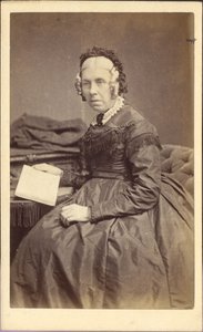 Vrouw met boek, ca 1860 (foto) door Unknown photographer