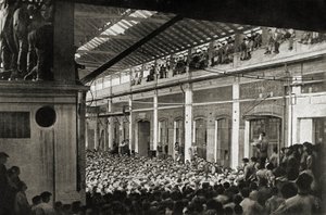 Arbeiders bijeen in een fabriek in Turijn tijdens Biennio Rosso in 1920, Geschiedenis van de arbeidersbeweging (z/w foto) door Unknown photographer