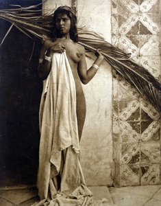 Jonge Berbervrouw poseert naakt. Fotografie rond 1890