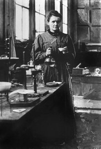 Franse natuurkundige Marie Curie (1867-1934) Nobelprijs voor natuurkunde in 1903, en Nobelprijs voor scheikunde in 1911, hier in haar eerste laboratorium in Parijs in 1898