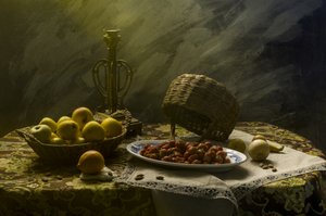 Donker stilleven met fruit door UstinaGreen