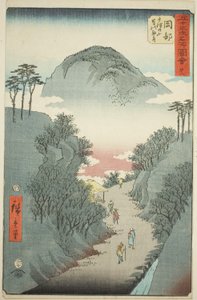 Okabe: Smalle Met Klimop Begroeide Weg bij de Berg Utsu (Okabe, Utsu no yama tsuta no hosomichi), nr. 22 uit de serie "Beroemde Zichten van de Drieënvijftig Stations (Gojusan tsugi meisho zue)," ook bekend als de Verticale Tokaido door Utagawa Hiroshige
