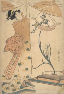 Een vrouw die een gordijn vastmaakt, een bloemstuk van chrysanten in een bootvormig vaas, ca. 1805 door Utagawa Toyohiro