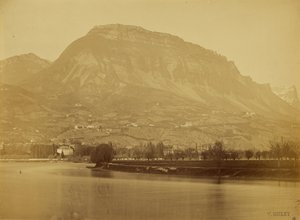 [Isère rivier, Mont Saint-Eynard, Dent de Crolles gezien vanuit Grenoble, Frankrijk]. door V. Muzet
