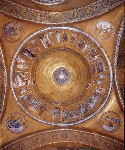 Uitzicht op de koepel met mozaïeken op een gouden achtergrond (Romaans en Byzantijnse stijl)