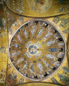 Zicht op de koepel met mozaïeken op een gouden achtergrond (Romaans en Byzantijnse stijl) die de Hemelvaart illustreren. In de pendentieven, de vier evangelisten. Sint Marcus en Sint Mattheus opnieuw gedaan in 1843-1864. Begin van de 13e eeuw. Basiliek San