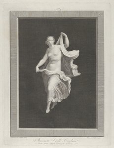 Een deels naakte bacchante die naar voren stapt en de uiteinden van haar draperie vasthoudt