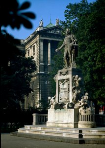 Monument ter ere van de Oostenrijkse componist Wolfgang Amadeus Mozart (1756-1791). Beeldhouwwerk door Victor Tilgner (1844-1896) 1896. Wenen, Burggarten, Oostenrijk