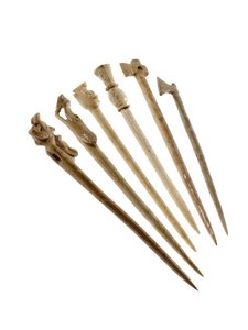 Dierkopige jurkspelden of haarspelden, uit Jarlshof, Shetland, 850-1100 AD door Viking Viking