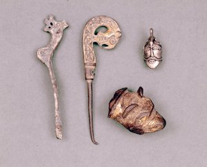 Verschillende stukken apparat en Vikingjuwelen, rechtsboven een voorstelling van de godheid Odin. Stockholm, Historiska Museet door Viking Viking