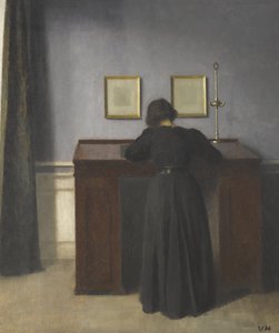 Ida staand aan een bureau
