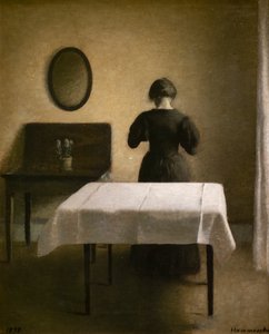 Interieur met een zwarte vrouw
