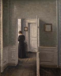 Interieur met een staande vrouw