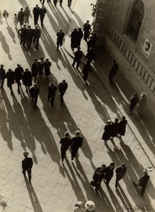 Luchtfoto van een drukke straat, ca. 1938 (z/w foto) door Vincenzo Balocchi