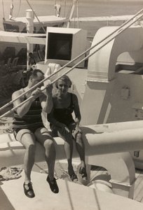 Paar aan boord van het cruiseschip 