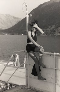 Portret van een vrouw aan boord van een cruiseschip, uit het 