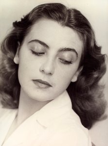 Portret van jonge vrouw, ca 1940 (z/w foto) door Vincenzo Balocchi