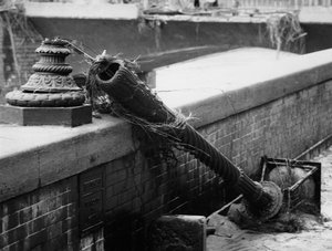 Straatlantaarn afgebroken door de kracht van het overstromingswater in Florence, november 1966 (z/w foto) door Vincenzo Balocchi