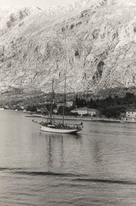 De zeilboot van de hertog van Aosta, voor de kust van Kotor, Kroatië, uit het album 