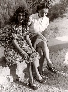 Twee meisjes zittend op een muur, Italië, ca.1940 (z/w foto) door Vincenzo Balocchi