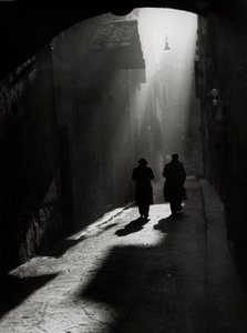 Twee mannen lopen in een typisch straatje in Florence door Vincenzo Balocchi