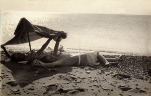 Twee vrouwen liggen aan zee in de schaduw van een handdoek. Briefkaart gestuurd door de fotograaf naar Vincenzo Balocchi door Vincenzo Balocchi