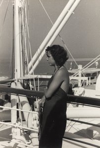 Vrouw aan boord van het cruiseschip 