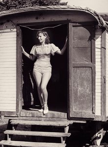 Jonge vrouw op een circuswagen, ca. 1960 (z/w foto) door Vincenzo Balocchi