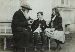 Leo Tolstoy met kleinkinderen Leo en Sofia, 1909