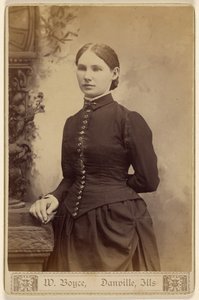 [Ongeïdentificeerde vrouw, staand]