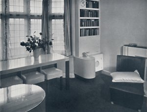 Renovart Ltd: Een eenkamerflat met een nuttige hoekinrichting inclusief een elektrische klok door W. Dennis Moss