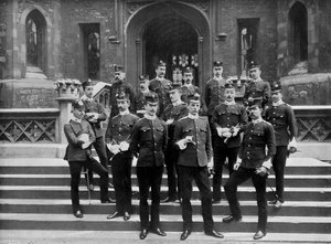 Officieren van het 1e Suffolk Regiment in de Tower of London, 1895-1896