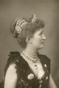Lady Carew, hofdame door W. and D. Downey