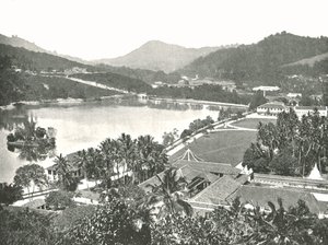 Uitzicht vanaf Lady Hortons Walk, Kandy, Ceylon, 1895 door W and S Ltd