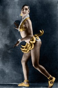 Josephine Baker (1906-1975) in 1925 in de Revue Negre in het Theatre des Champs-Elysees, met haar bananengordel. Foto door Lucien Walery (1863-1935).
