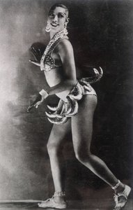 Josephine Baker gekleed met een riem van bananen. Foto door Lucien Walery (1863-1935) door Walery