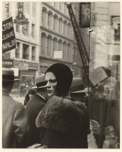 Meisje in Fulton Street, New York door Walker Evans