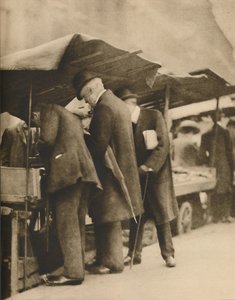 Bij een van de Boekenkramen van de Farringdon Road Markt, ca. 1935 door Walter Benington