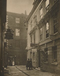 In Devereux Court, vol achttiende-eeuwse associaties, ca. 1935 door Walter Benington