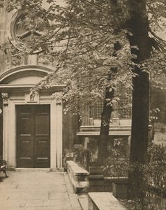 Zuiddeur van de kerk van St. Mary Aldermanbury, ca. 1935 door Walter Benington