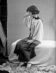 Model draagt een jurk ontworpen door Anita Pittoni, ca.1940 (z/w foto)