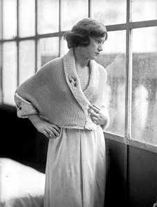 Model draagt een jurk ontworpen door Anita Pittoni, ca.1940 (z/w foto)