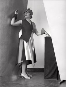 Portret van Anita Pittoni in een jurk ontworpen door de schilder Marcello Clarion, ca.1930 (z/w foto) door Wanda Wulz