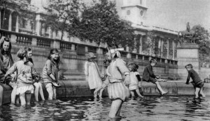 Kinderen pootjebaden in de fonteinen op Trafalgar Square, Londen, 1926-1927 door Whiffin