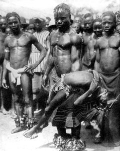 Een Yafouba-stamlid jongleert met een meisje, Ivoorkust, West-Afrika, 1936