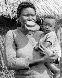 Een vrouw uit de Sara-Kaba stam, Congo Republiek, Afrika door Wide World Photos
