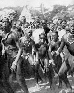 Jongensdansers verkleed als meisjes, de Yafouba-stam, West-Afrika door Wide World Photos