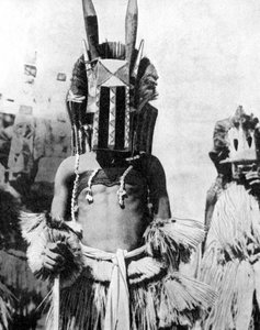 Gemaskerde mensen van het hoogland, Afrika door Wide World Photos